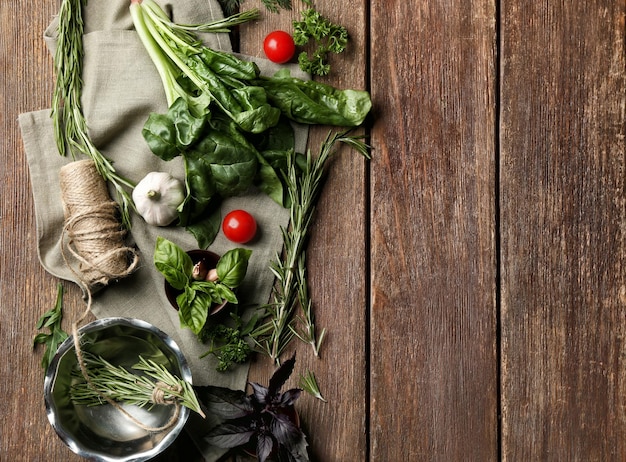Świeże składniki na drewnianym stole